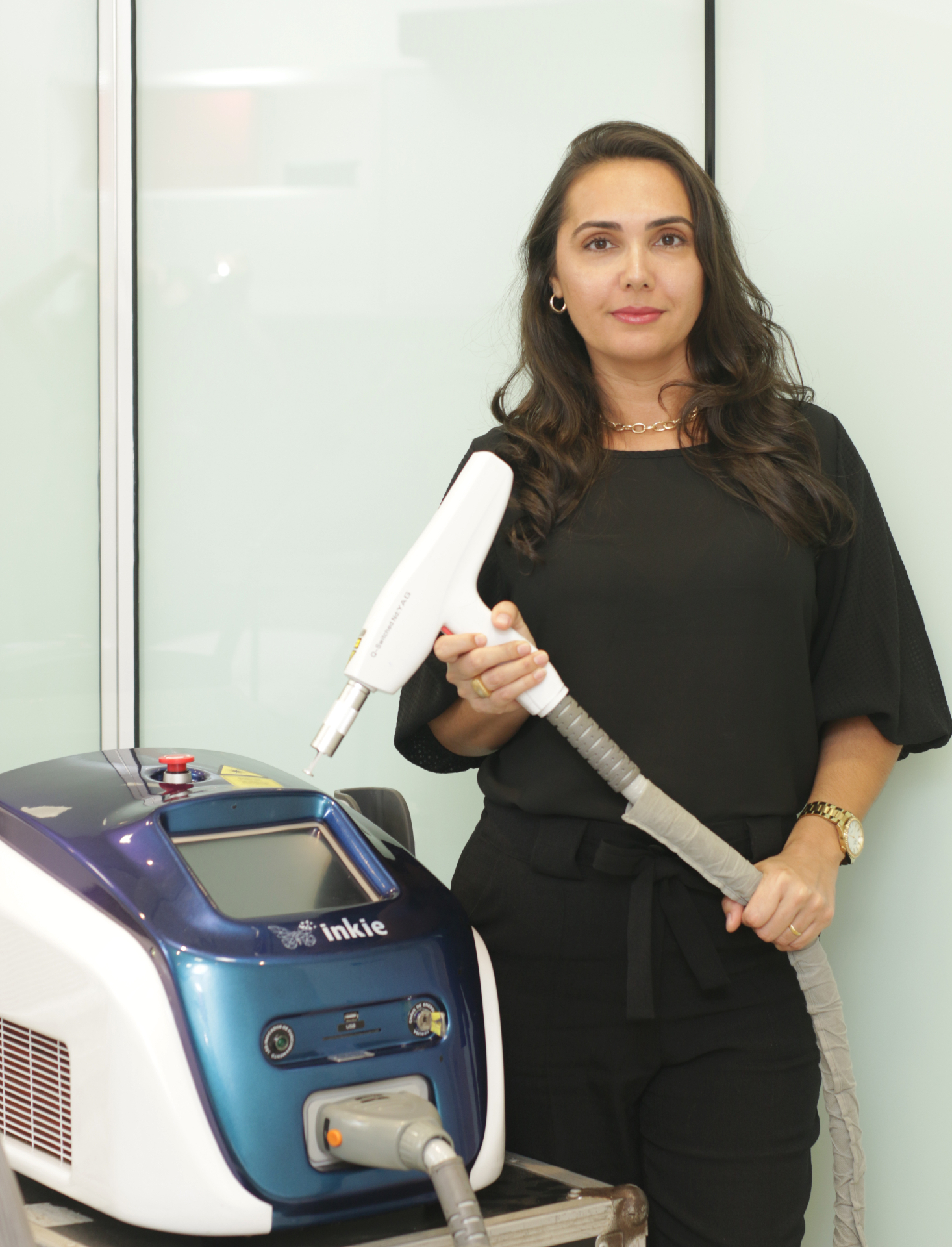 Profissional aplicando protocolo a laser